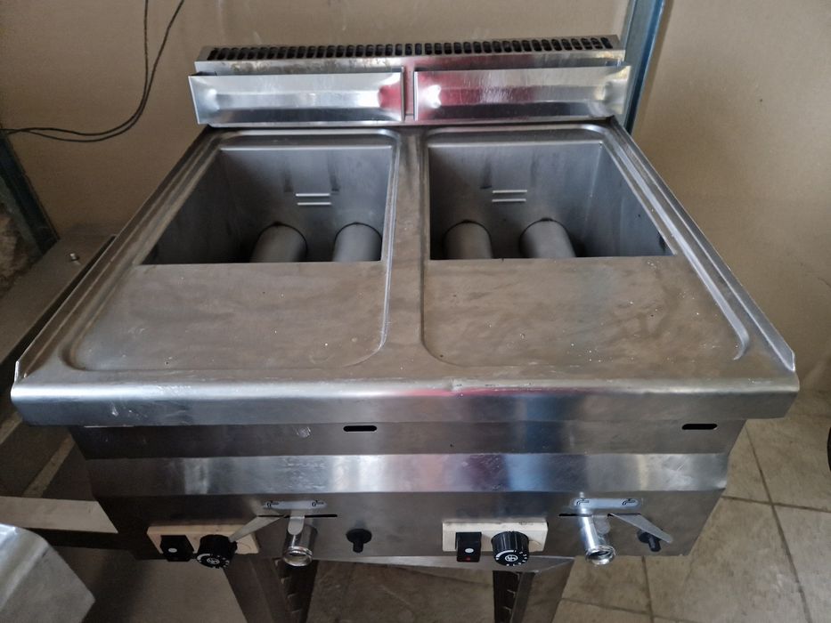 Friteuza dubla de.putere pe gaz sau curent, de.banc sau cu banc