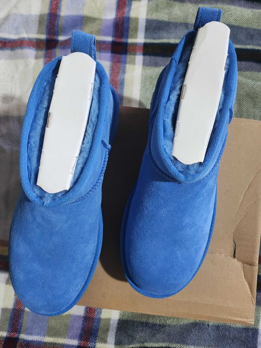 Vand UGG uri noi, cu eticheta