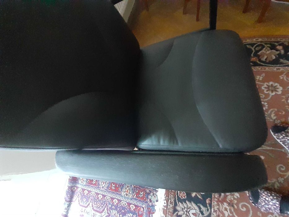 Scaun negru de birou