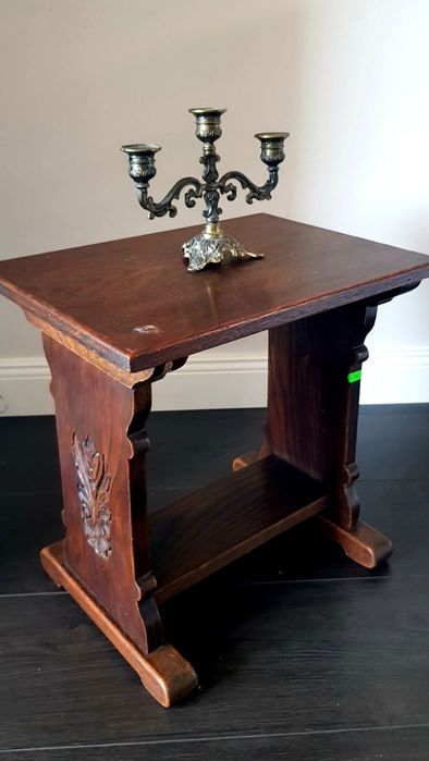 Măsuță veche pentru cafea