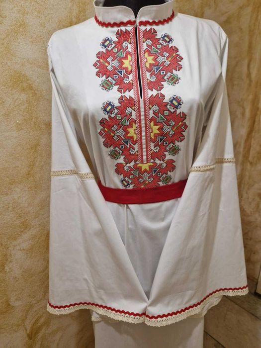 Дамска риза с машинна бродерия