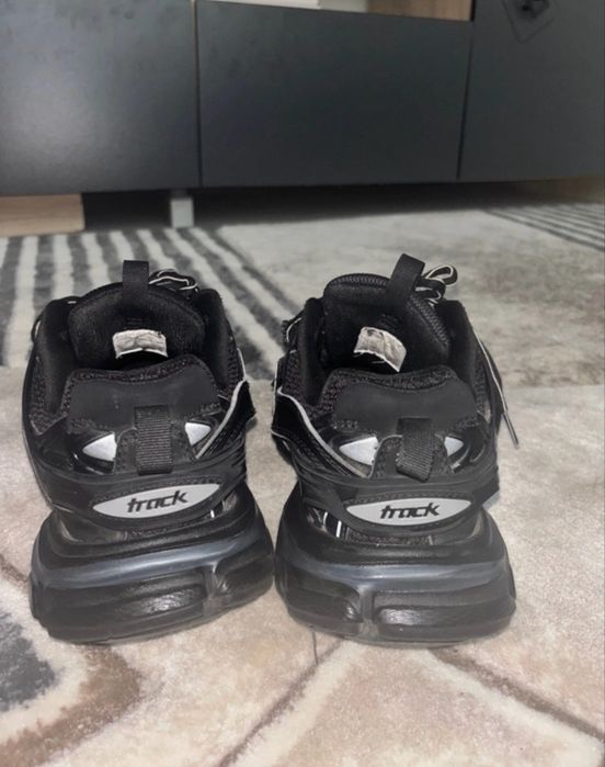 Balenciaga track uri