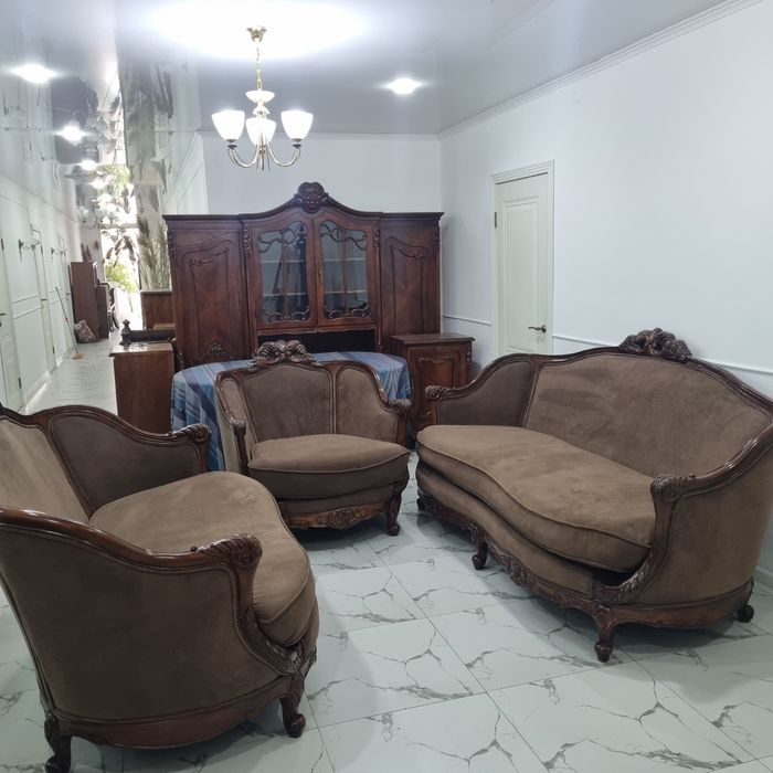 Два дивана и кресло (Италия).