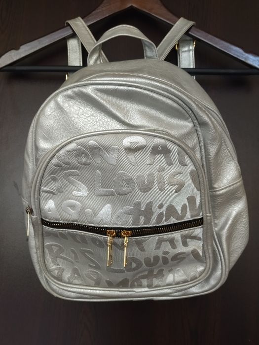 Дамска сребриста раница