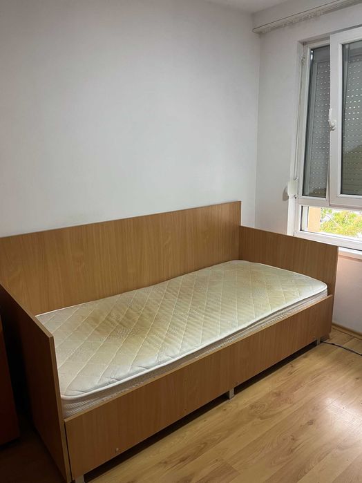 Легло 200/90 см Матрак - двулицев Подматрачни рамки - 2 броя Цена - 160 евро