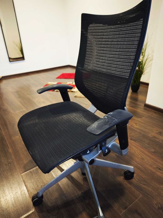 Scaun de birou ergonomic Okamura ADC12