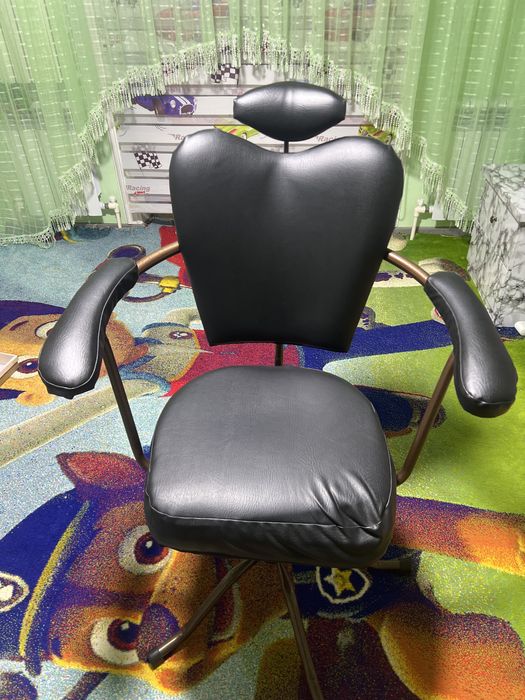 Кресло черное коженое