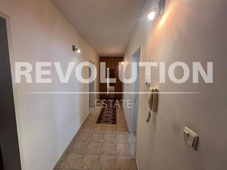 Тристаен апартамент в района на Цветен квартал!