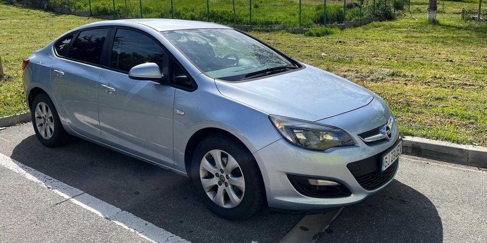 Opel Astra J, an 2017, Sedan, 1,4 l Turbo,  Benzina