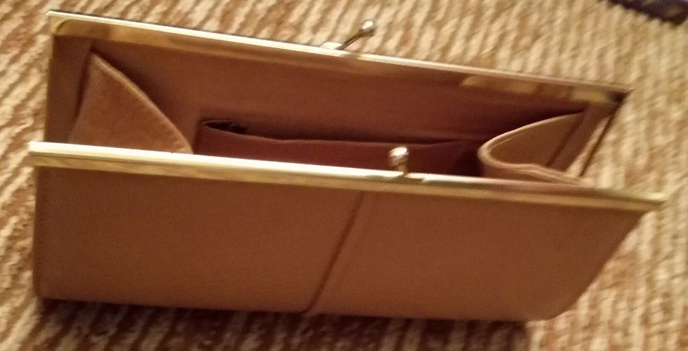 продавам бежова и черна дамска чанта, цена на бройка