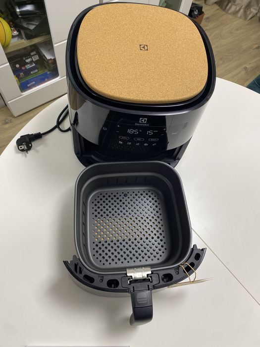 Air Frier electrolux 5l EAF5B nou