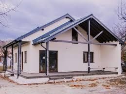 Vând case modulare pe structură metalică învelit cu panouri sandwich