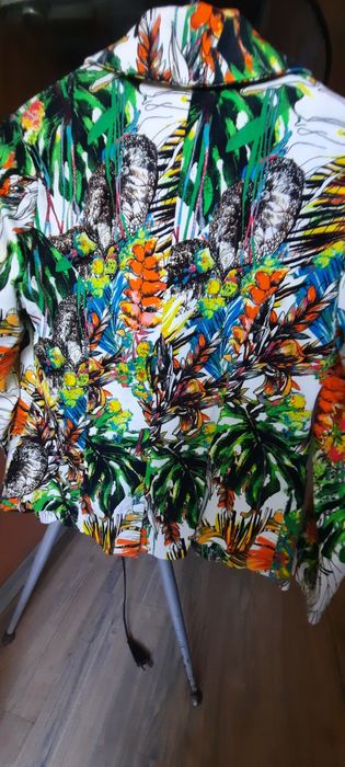 Дамско сако  в страхотни цвегове, отговаря на размер S