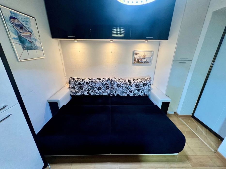 Черно-белый диван,