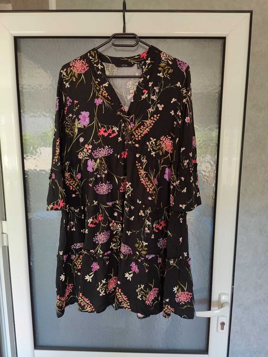 Рокля Vero Moda цветя размер 38 М