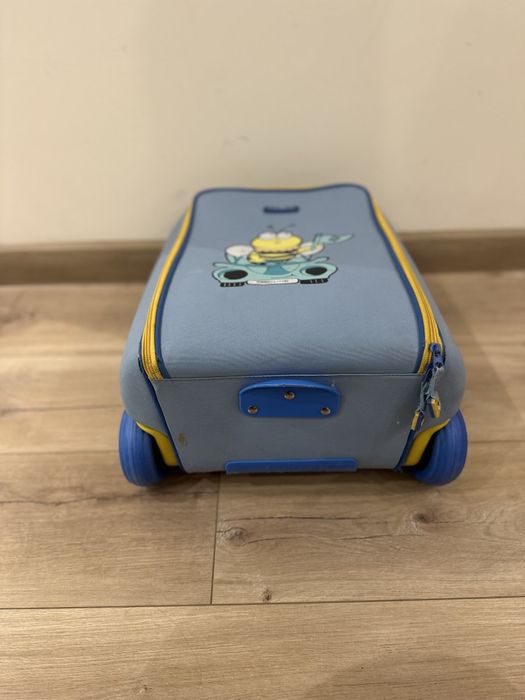 Детски куфар с колелца.