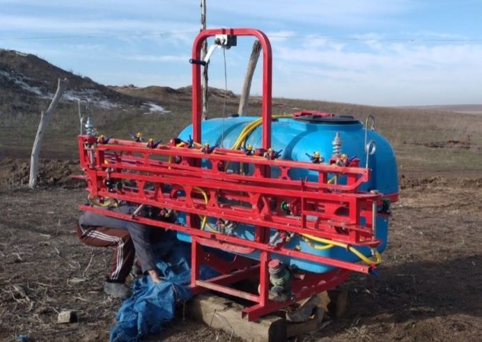 Опрыскиватель 800 литровый новый.