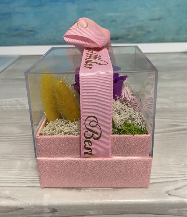 Cutie cadou „Best Wishes” cu trandafir de săpun si licheni 11,5×10 cm