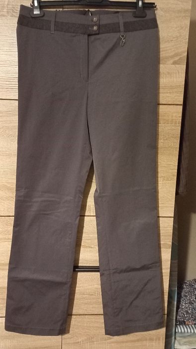 Дамски комплект от сако и панталон в тъмно лилав цвят.