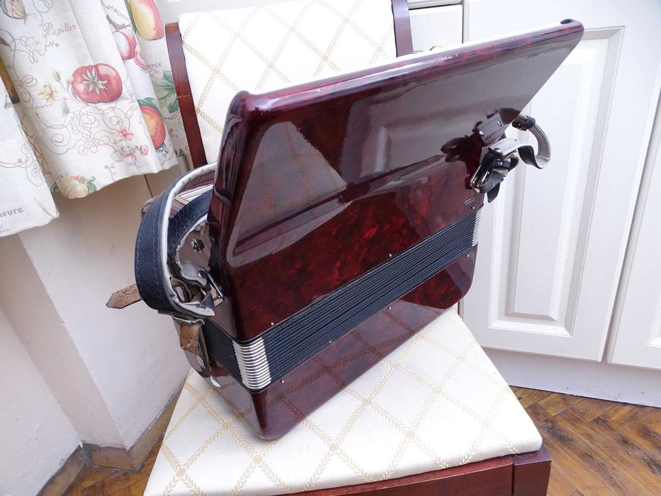 Много запазен стар акордеон Велтмайстер 48 баса