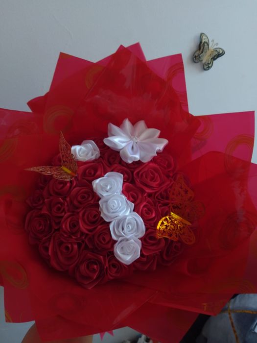 Vând  buchete de trandafiri din satin și săpun