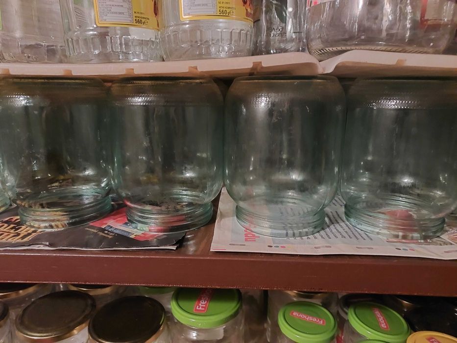 Стъклени буркани и бутилки