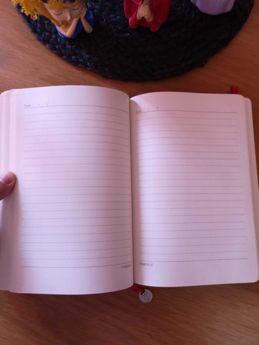 Кожен тефтер с разделител, други тефтери, калъф за очила и 2 аксесоара