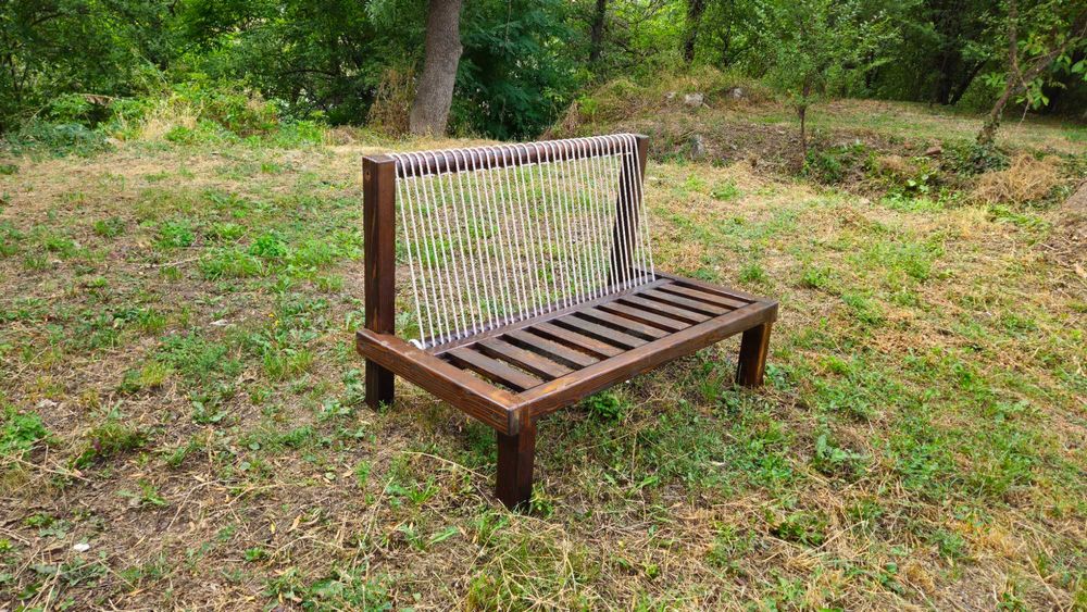 Продавам ръчно изработени двусед дивани от масивно дърво