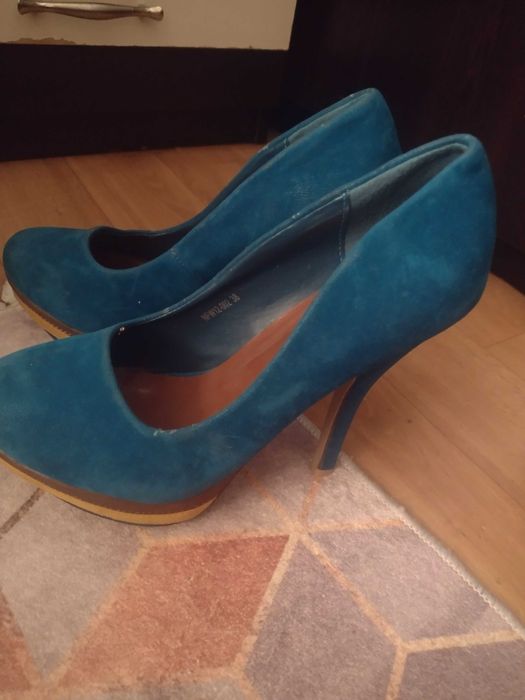 Елегантни дамски обувки на висок ток