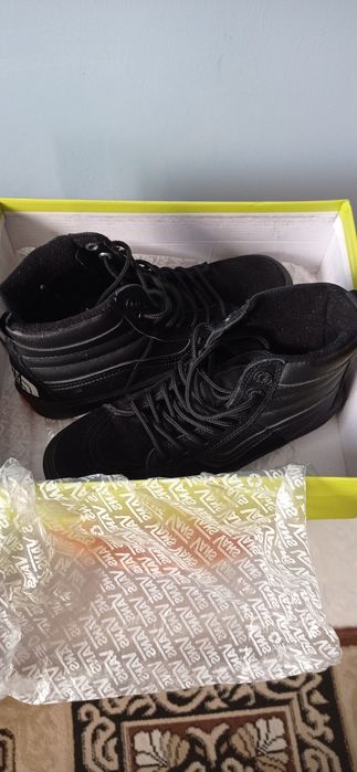 Продам высокие кеды Vans