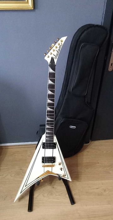 Chitară electrică Jackson Pro Rhoads RRT-3 cu husă, Dunlop StrapLocks și stand Fender