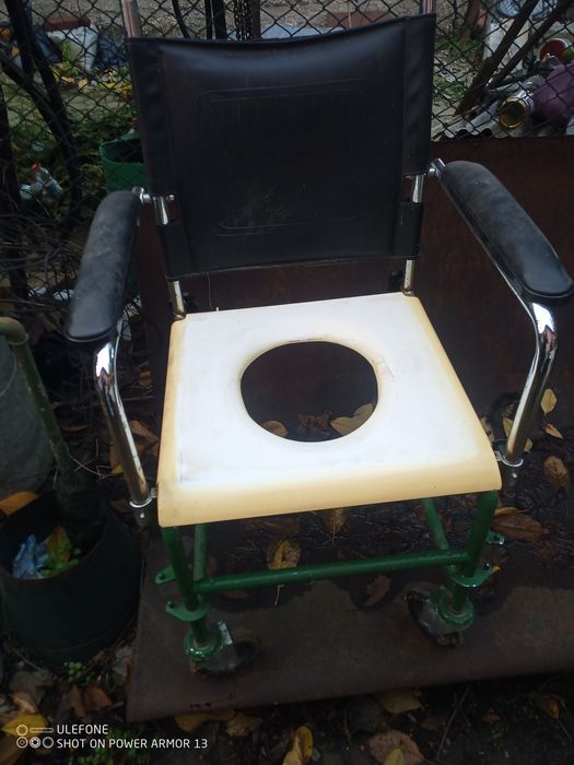 Инвалиден Санитарен стол с тоалетна