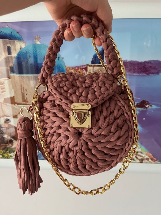 Плетена чанта в цвят пепел от рози