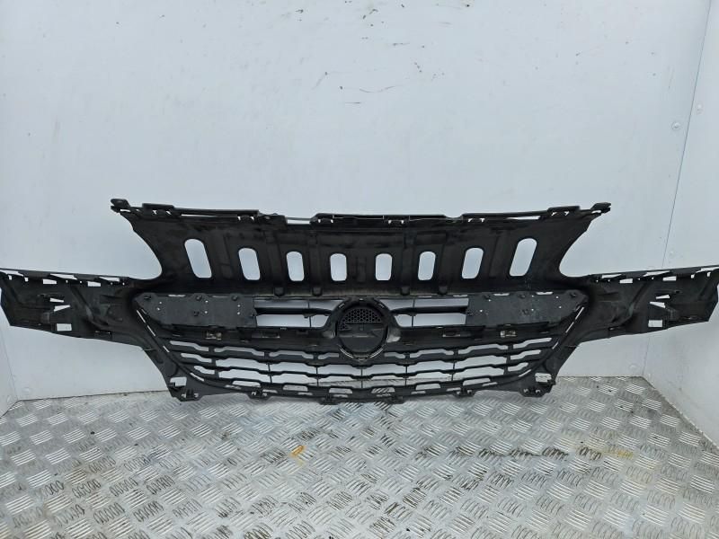Grila centrala radiator Opel Corsa E