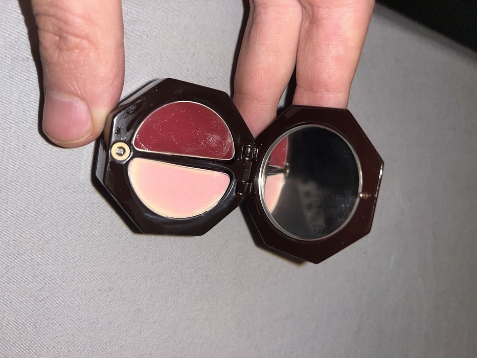 Хайлайтър на Chanel,сенки под формата на кубче