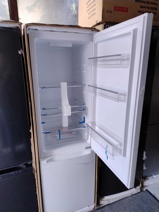 *Ново* Koмбиниран Хладилник с долен фризер CHIQ 176 см