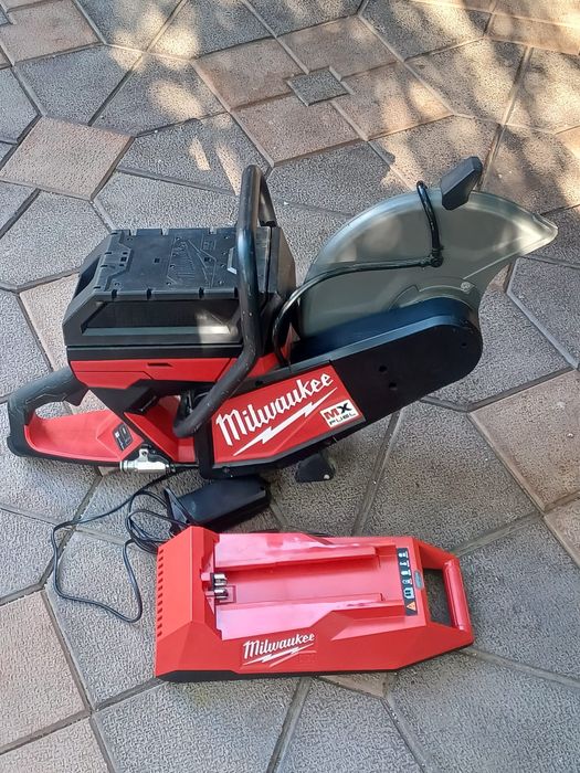 Drujba de tăiat asfalt, beton etc pe acuy MILWACKEE MXF COS 350 că nou