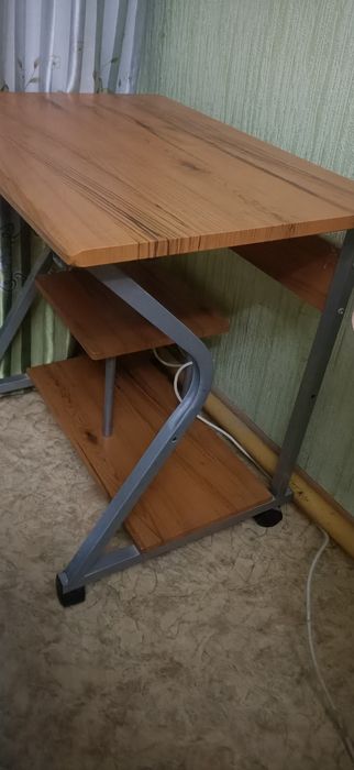 Продам столик компьютерный