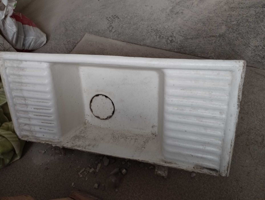 Продавам чугунена мивка.