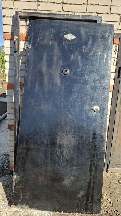 Продам входную дверь