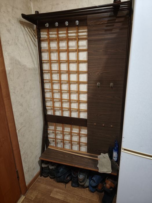 Стол и вешалка в прихожую