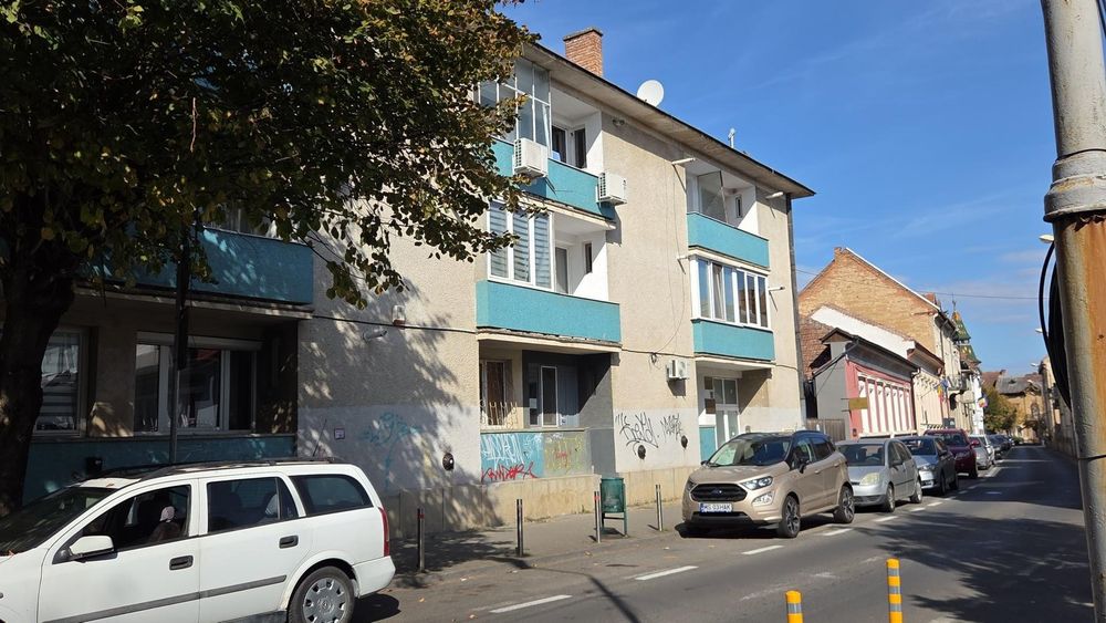 Vand/schimb apartament cu 3 camere zona centrala cu apartament/casa cu 2 camere  cu garaj inclus