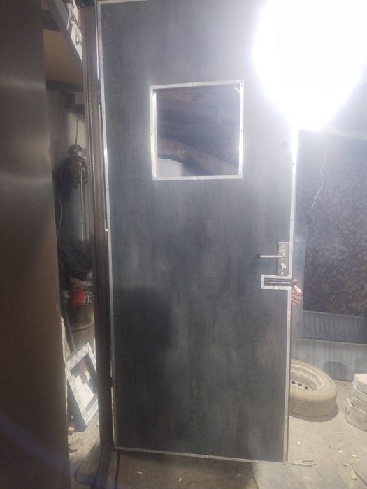 Продам железную дверь