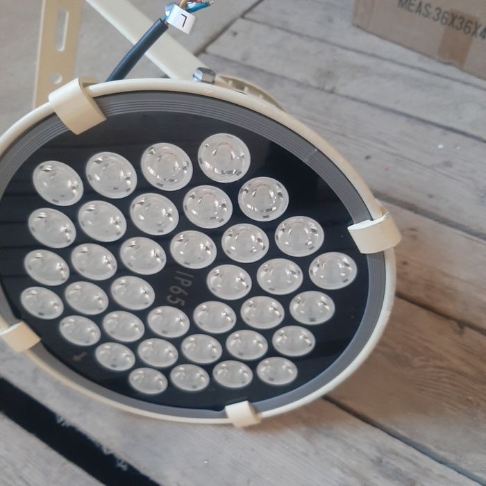 Прожектор новый продам