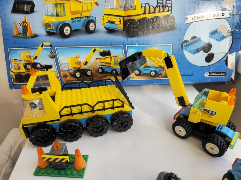 LEGO® City 4+ - Camioane de constructie si macara cu bila pentru demolari 60391, 235 piese