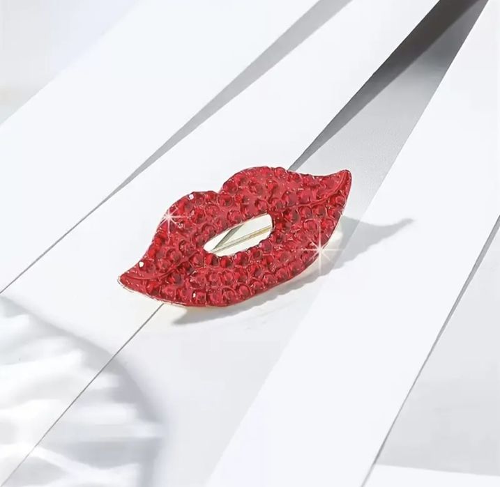 Бутикови брошки за всеки повод.