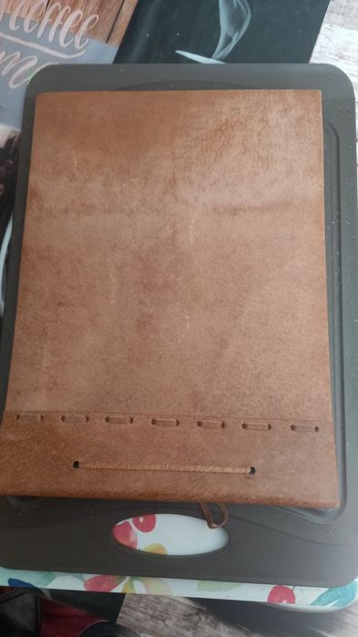 Продавам  2 кожени албума и 1 луксозен  класьор