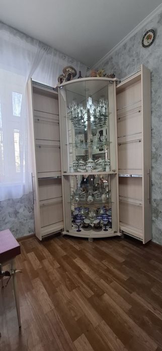 Продам витрину для посуды