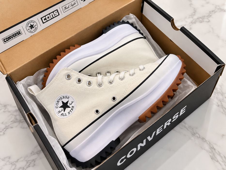 Converse Chuck Taylor All Star в красив кремав/бял цвят.