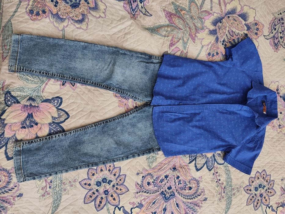 Детская рубашка и джинсовые штаны